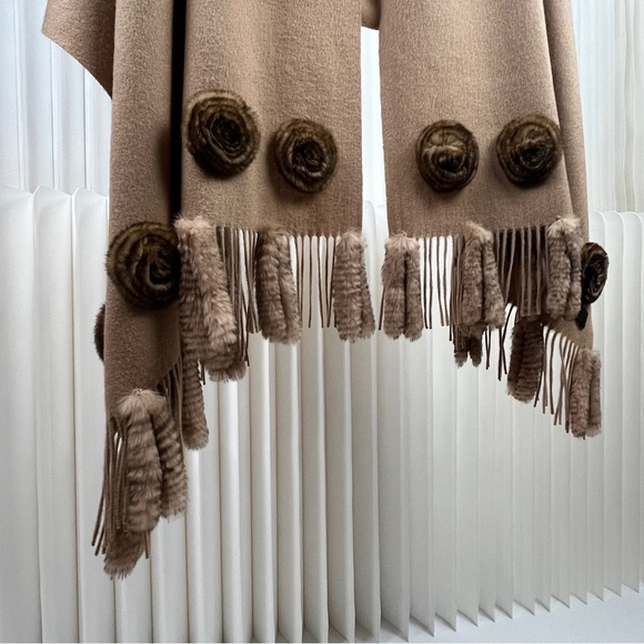 Elegant Tan Scarf with Fur Accents - Picture 14 of 16